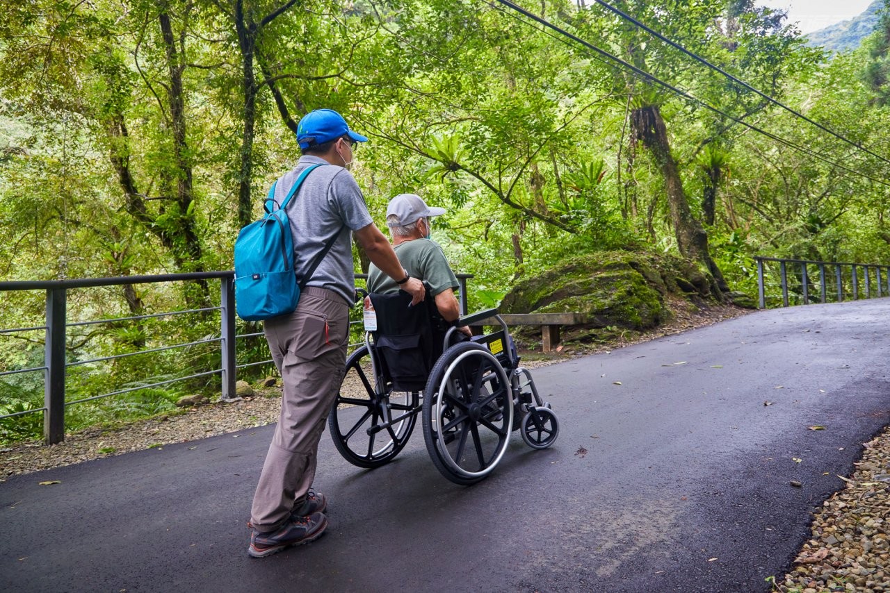 ▲從停車場驚遊客中心到森林小舖,一路都是柏油路且坡度平緩,方便使用嬰兒車或輪椅的旅人。