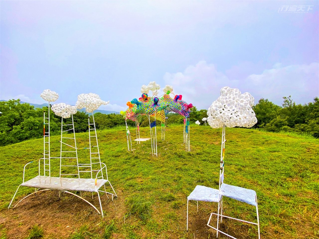 ▲藝術家林淑鈴的作品《雲朵製造所》位在關山親水公園的人造山頂。