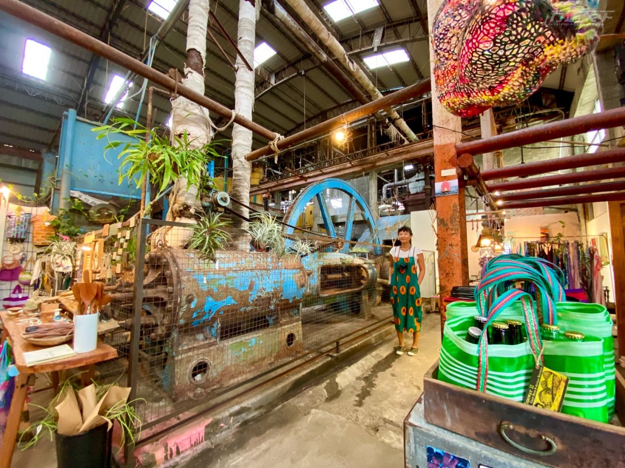 ▲都蘭新東糖廠內的台11開放工作室，保留製糖機具，專售設計師商品與精釀手工啤酒。