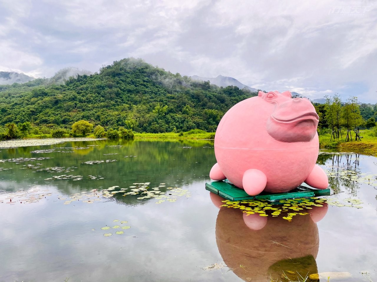 ▲.陳奕彰老師的《粉紅河馬》以圓圓鼓鼓的熱氣球造型，成為新良濕地的可愛裝置藝術。