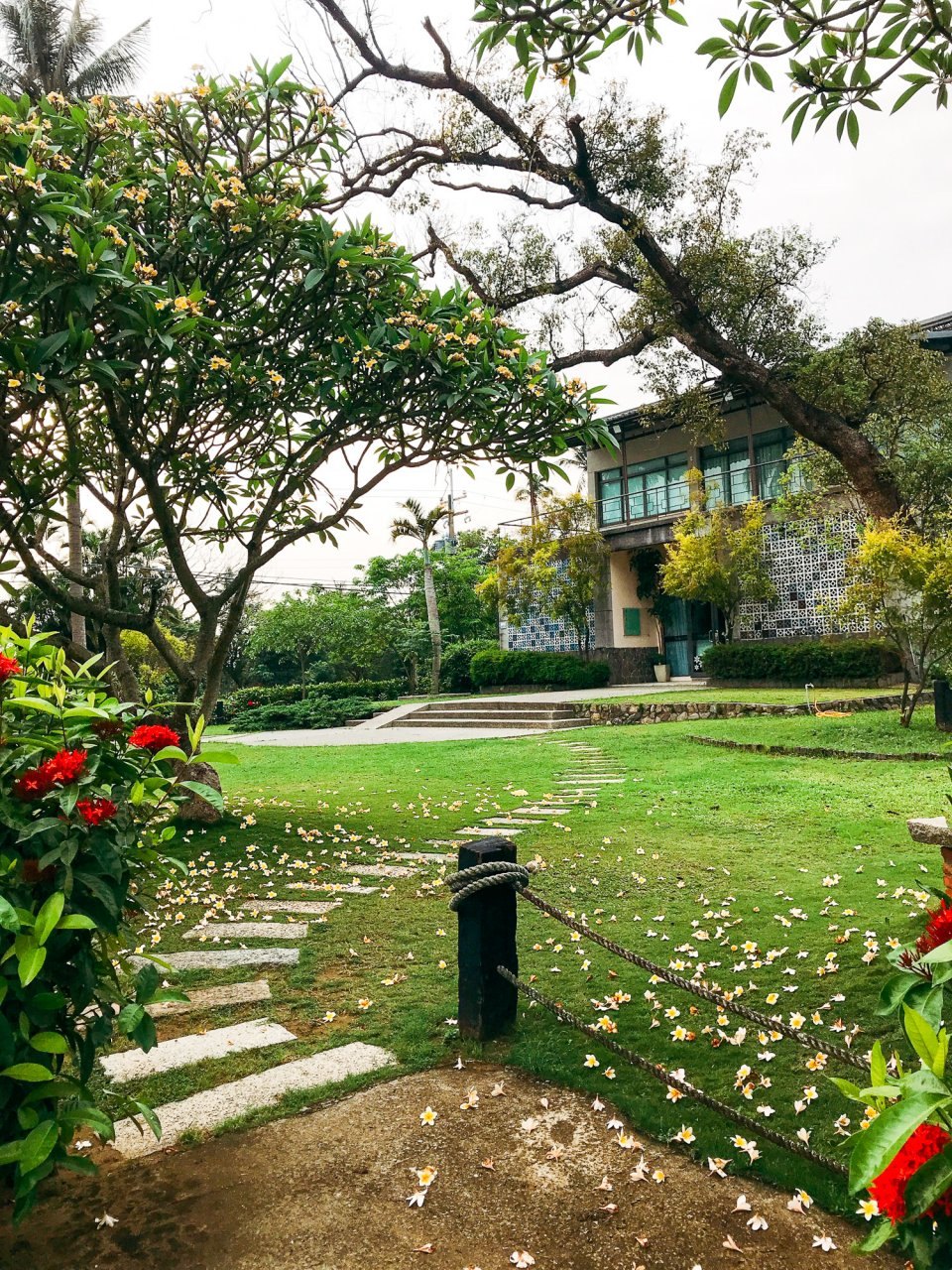 ▲造訪微笑虎山藝文咖啡館,在山野綠意環繞下品味香醇咖啡與下午茶。(圖/台糖長榮酒店提供)