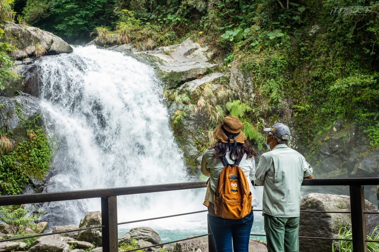 ▲必訪亮點2:上層觀瀑台。內洞溪屬於南勢溪中上游的小支流,陡降河床形成的瀑布,上層有13公尺高,下層為19公尺,氣勢驚人,水流湍急,水花飛濺帶來濃濃陰離子。