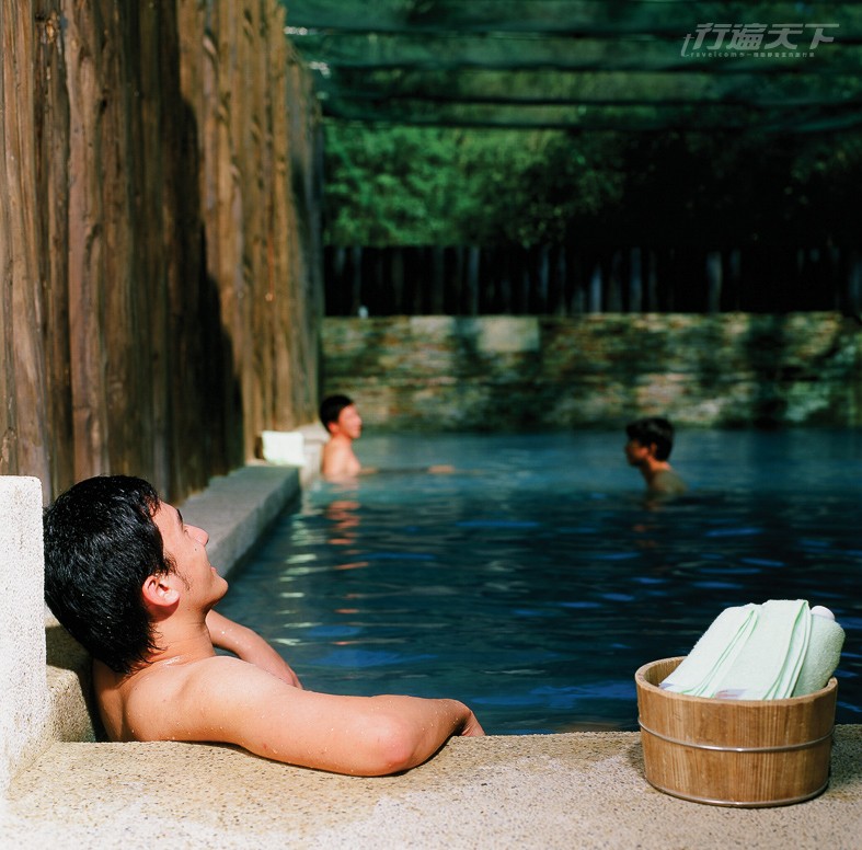 ▲台灣唯一藍色溫泉的鳩之澤溫泉,泉色呈淡淡寶藍色,屬於 弱鹼性碳酸納泉,無臭味。有露天大眾池、湯屋和男、女裸湯及煮蛋槽。(圖片提供:羅東林管處)