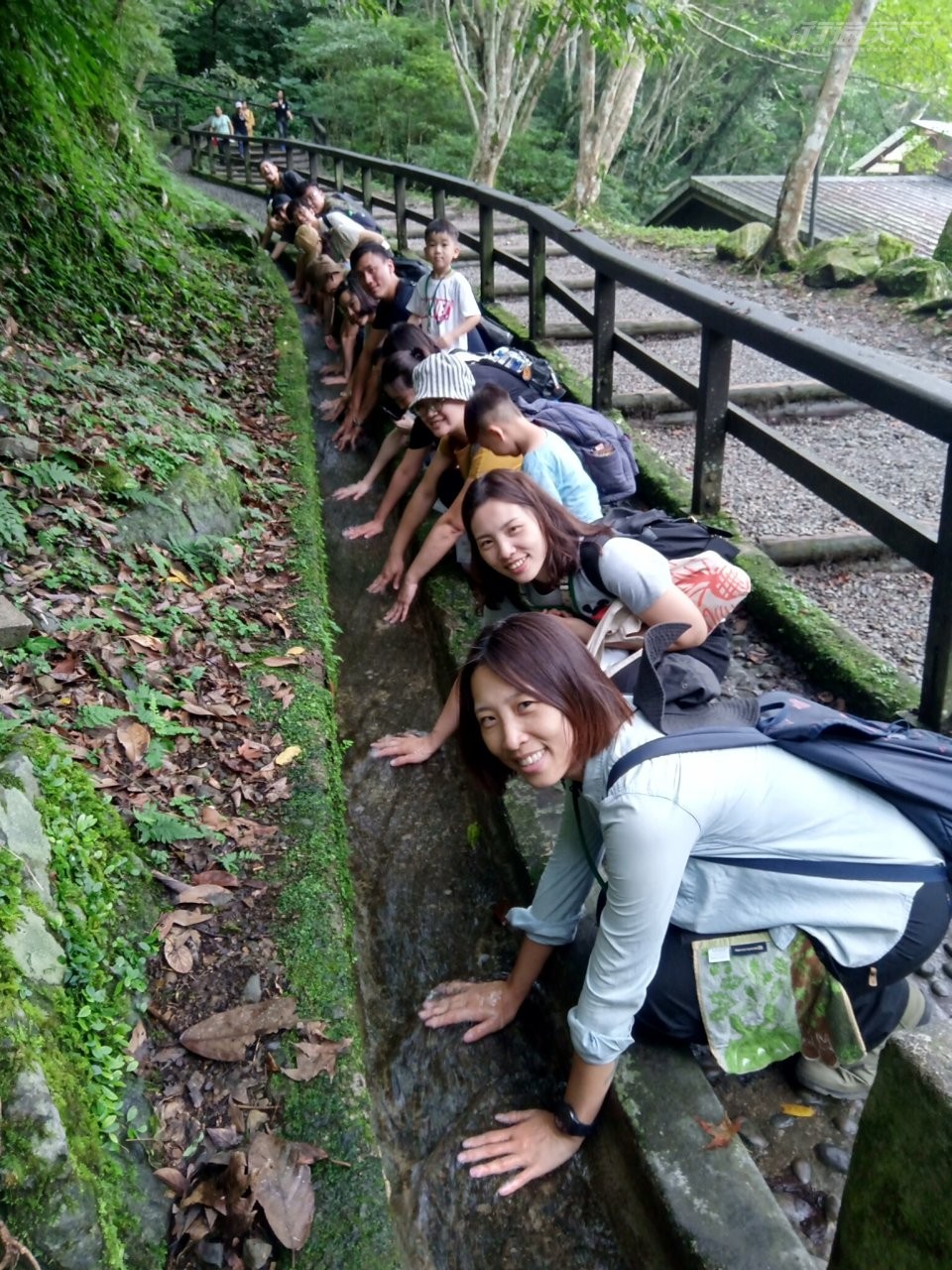 ▲藉由聽、嗅、觸、視覺感受自然,適合成人、親子參加,活動中會測腦波變化,以檢視旅人進入森林後的改變。(圖/新竹林管處提供)