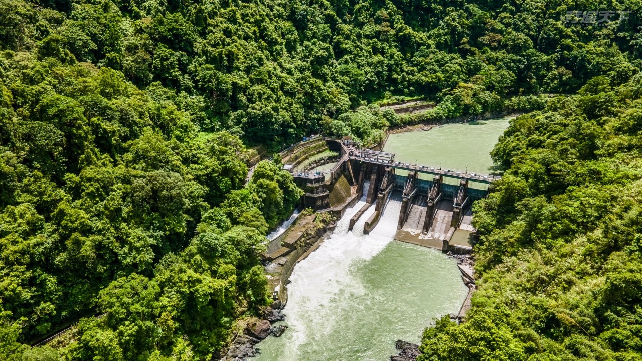▲必訪亮點4：透過兩地高低落差80公尺來進 行水力發電，北台灣的小型水力發電廠台電羅好水壩，可在此觀賞水力發電設施，了解水力發電原理。