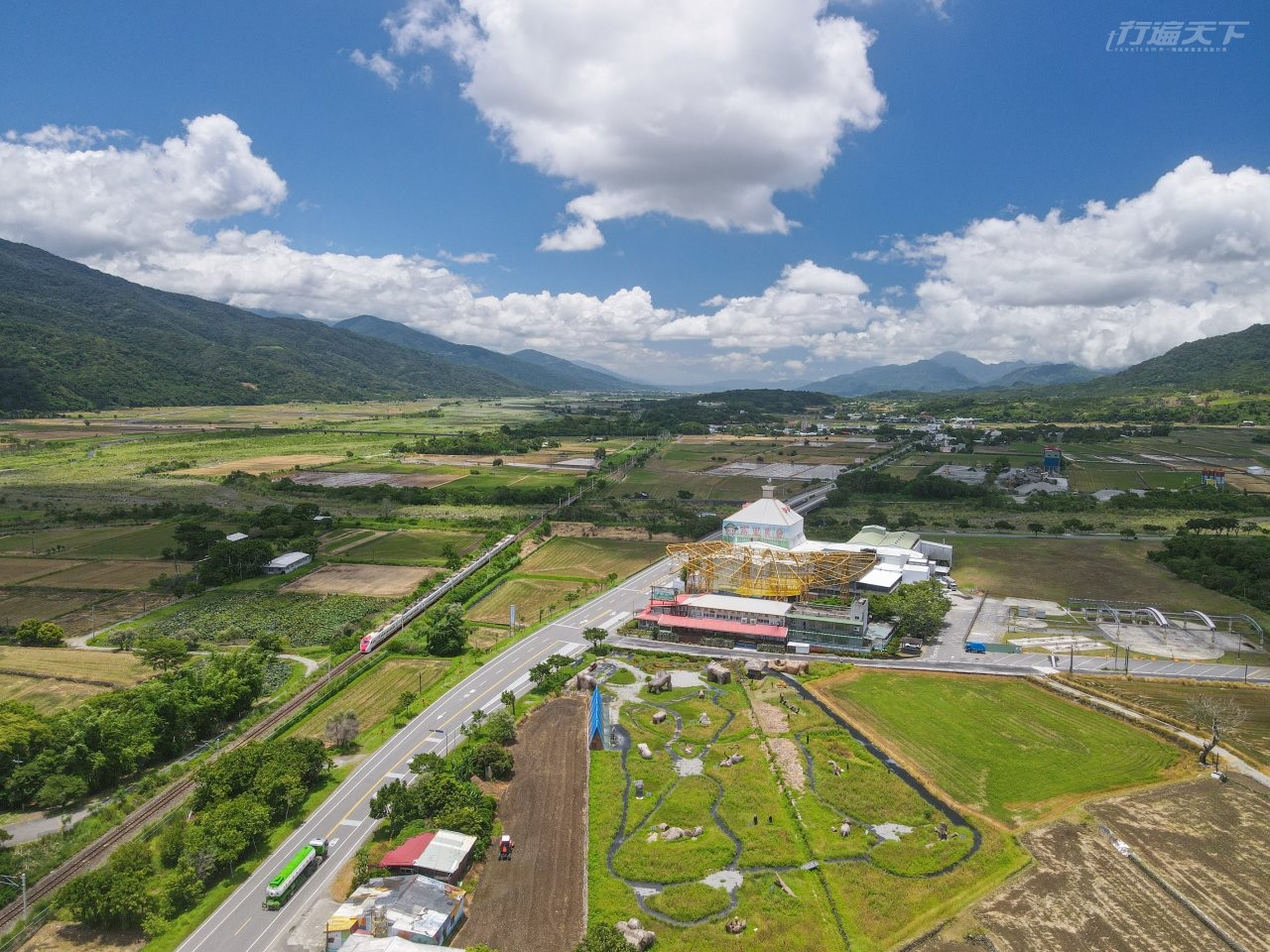 ▲從空中角度看羅山展售中心被包圍在縱谷的山間田野如一幅繽紛畫作。
