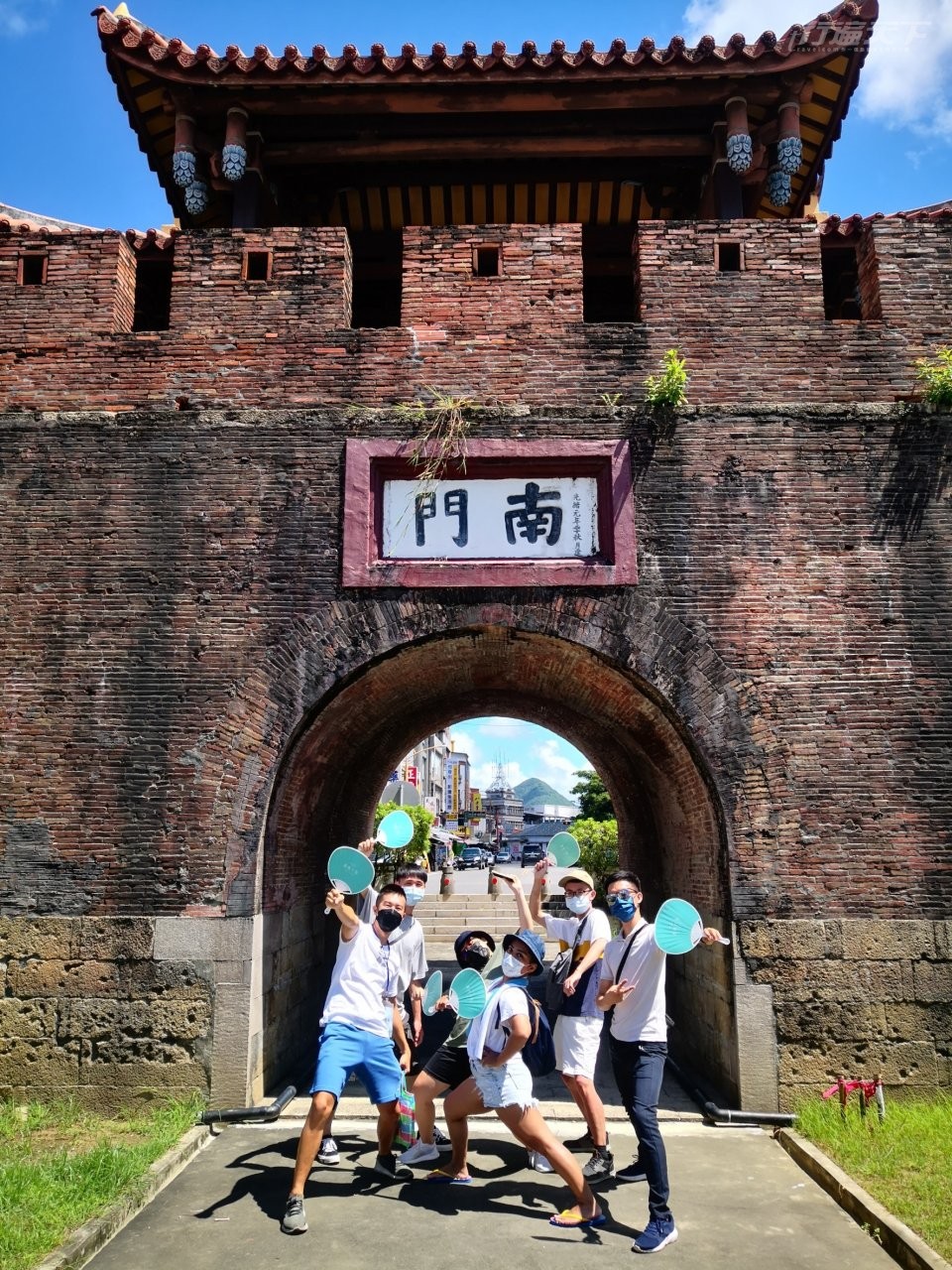 ▲恆春古城免費散步導覽在森社場所集合,30分鐘走訪四站:恆春郡役所、恆春信用組合、南門圓環、電影《海角七號》阿嘉的家,介紹歷史又拍美照。(圖片提供:島風行旅)