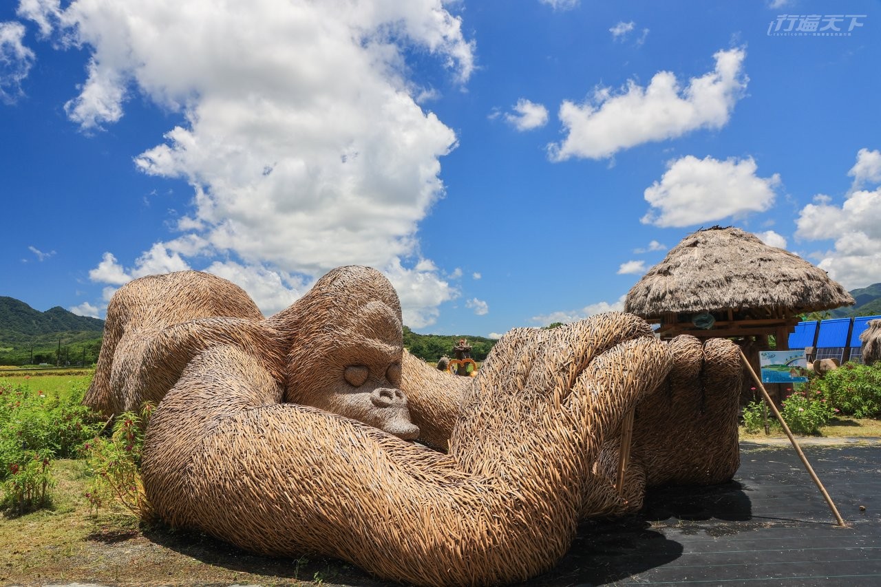 ▲展售中心外稻草作成的各式金剛是旅人打卡拍照的熱門亮點。