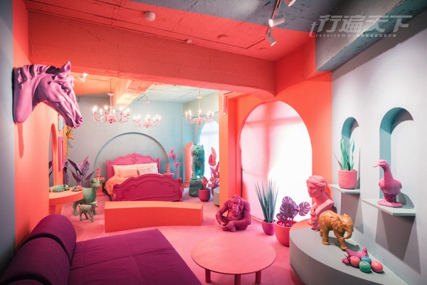 ▲集所有繽紛色彩來打造可愛元素設計概念的「HARAJUKU房」，讓旅客體驗宛如誤入異次元時空般的迷幻世界。（圖片來源：MOSHI MOSHI ROOMS ©ASOBISYSTEM）