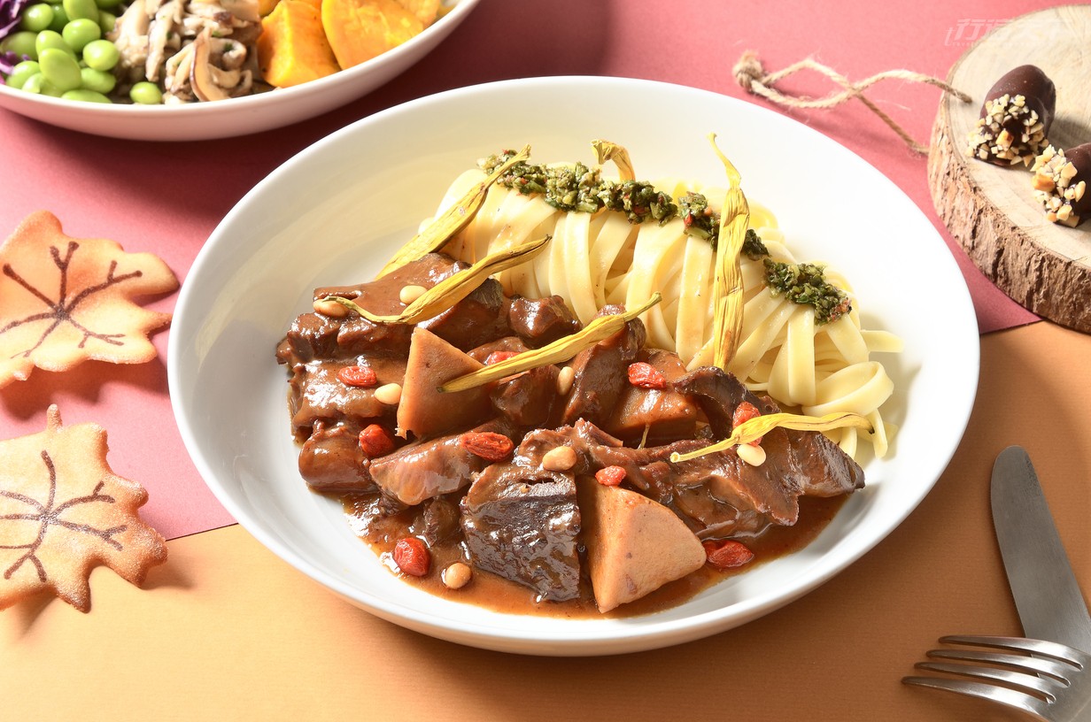 ▲花椒紅酒燉牛與金針青醬寬麵採用來自六十石山的無硫金針，與枸杞、紅酒燉牛搭配，呈現出秋日絢麗柔和的金紅色調，阿根廷青醬與花椒粉再賦予香醇濃郁又帶勁的滋味。（圖片提供：gonna共樂遊）