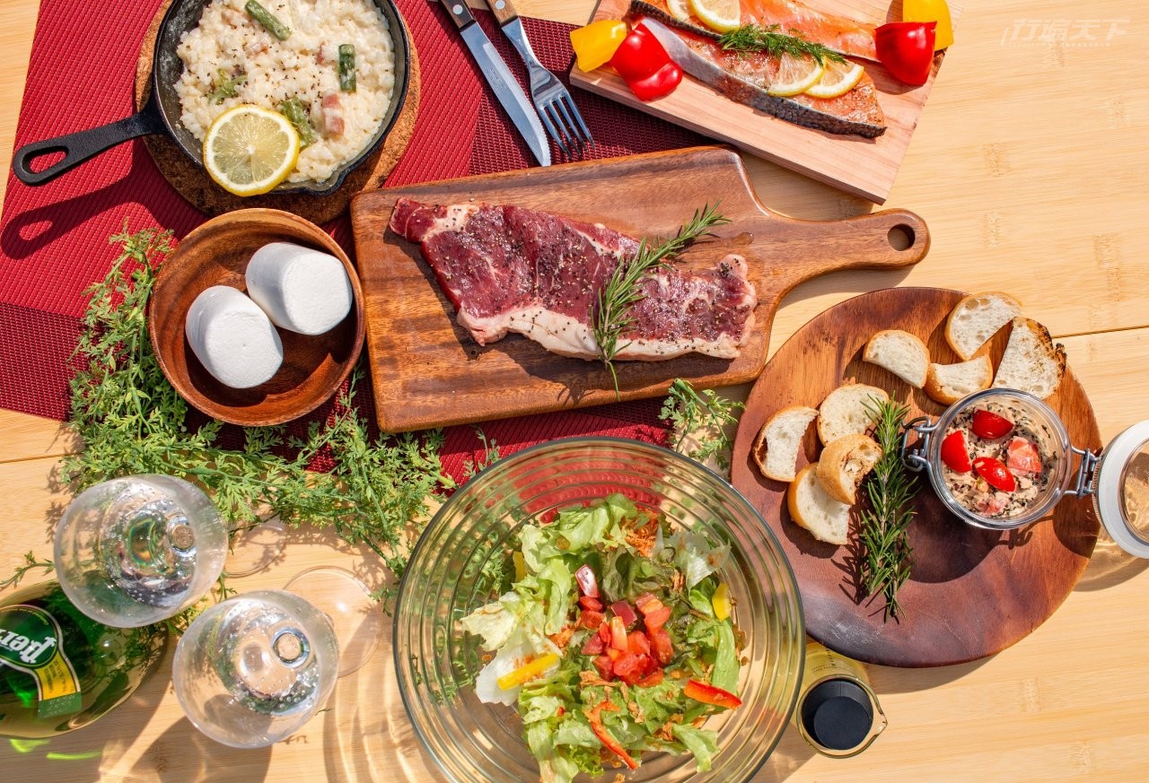 ▲可品嚐隨著季節更換的當季前菜與新鮮蔬菜,還有爽快的肉類主餐。(圖片提供:ときたまひみつきち COMORIVER)