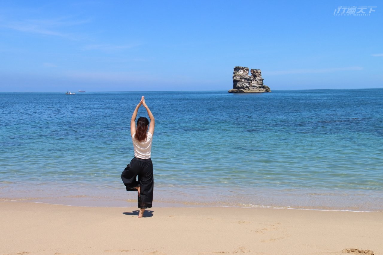 ▲細白的沙灘、湛藍清澈的海水,燭台海灘有著北台灣少見的海灘美景。