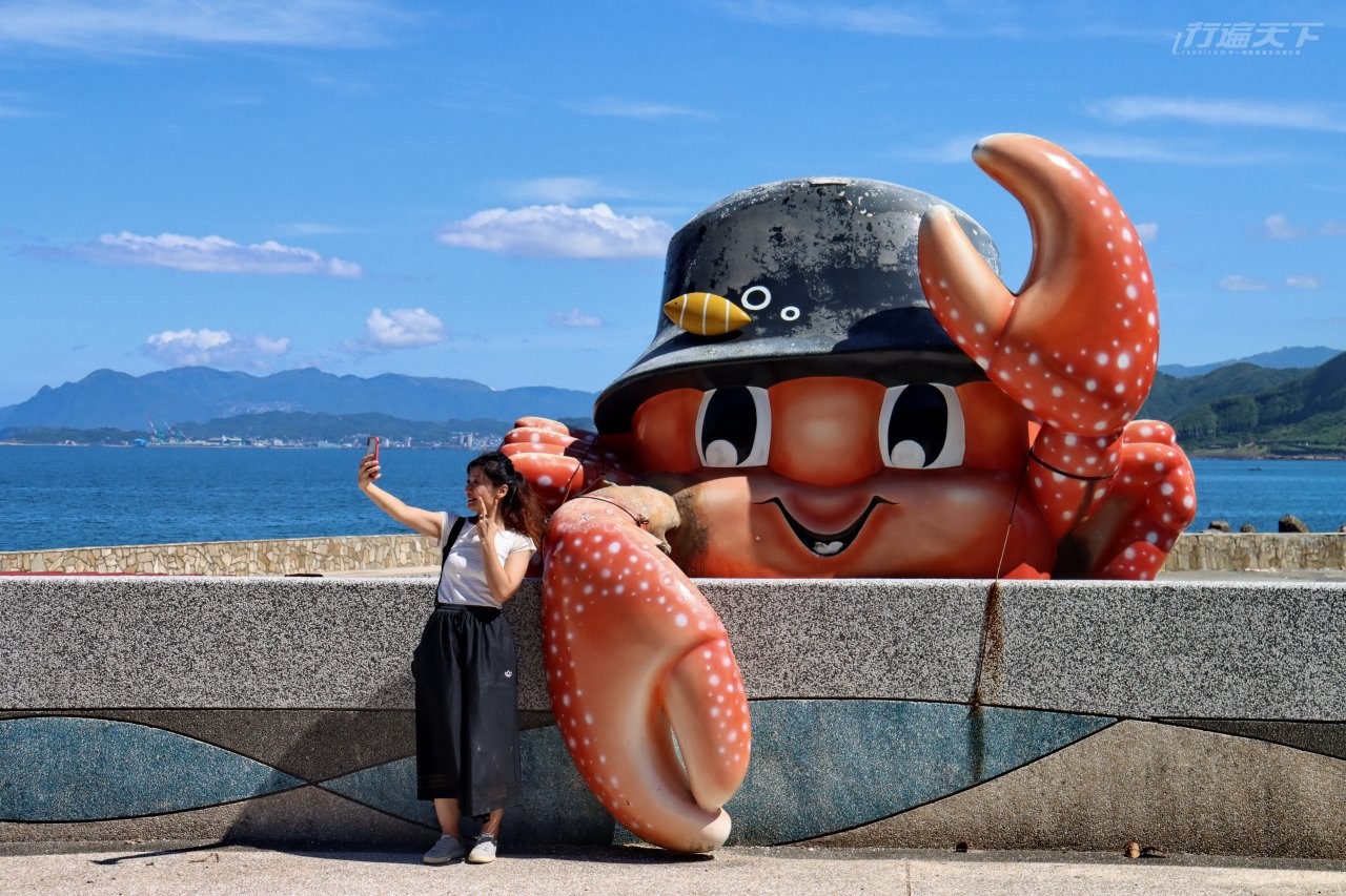 ▲龜吼漁港旁的螃蟹主題公園,規劃有各種Q版螃蟹裝置藝術。