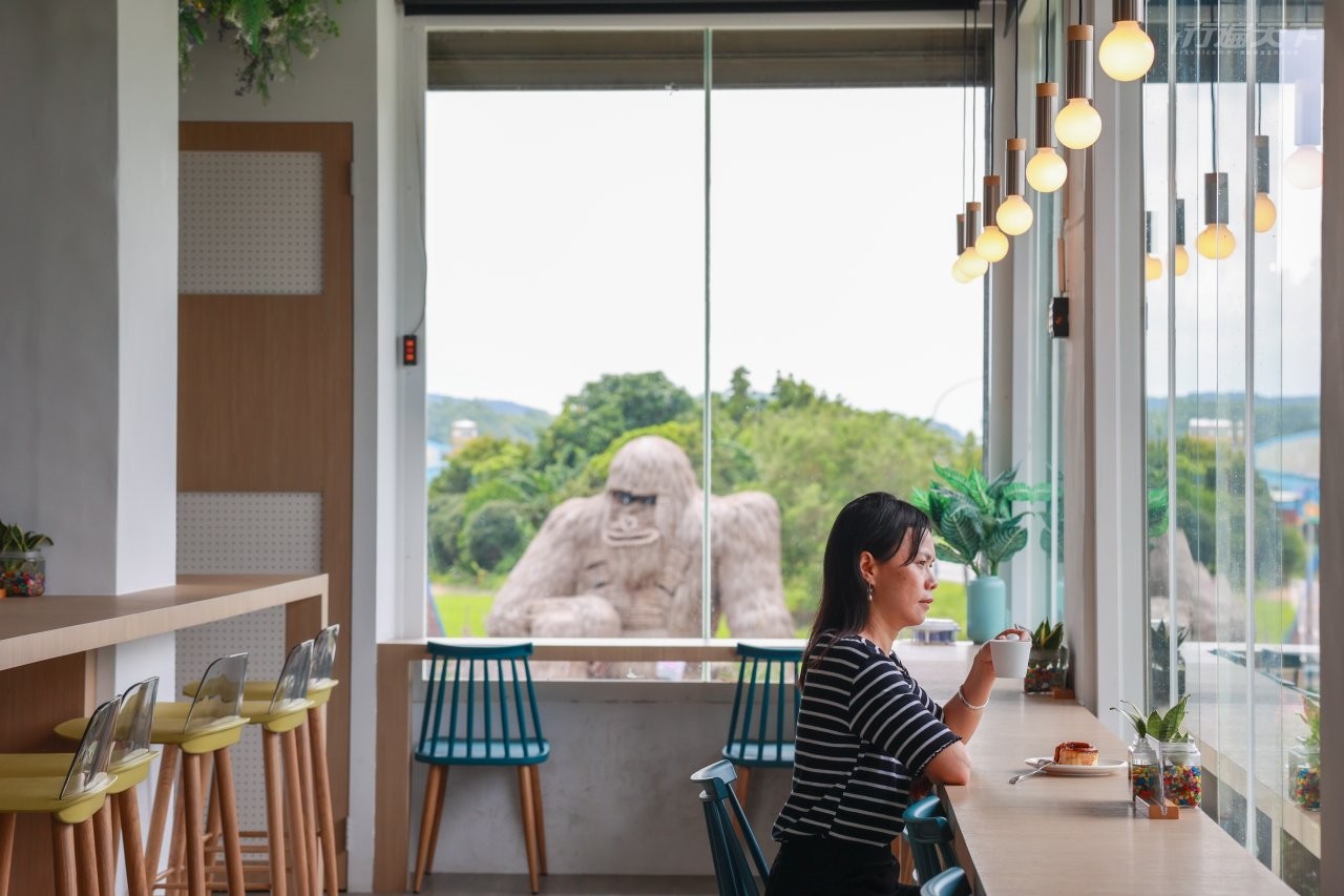 ▲充滿文青氣息的山點頭咖啡廳可以賞覽窗外清新美景。