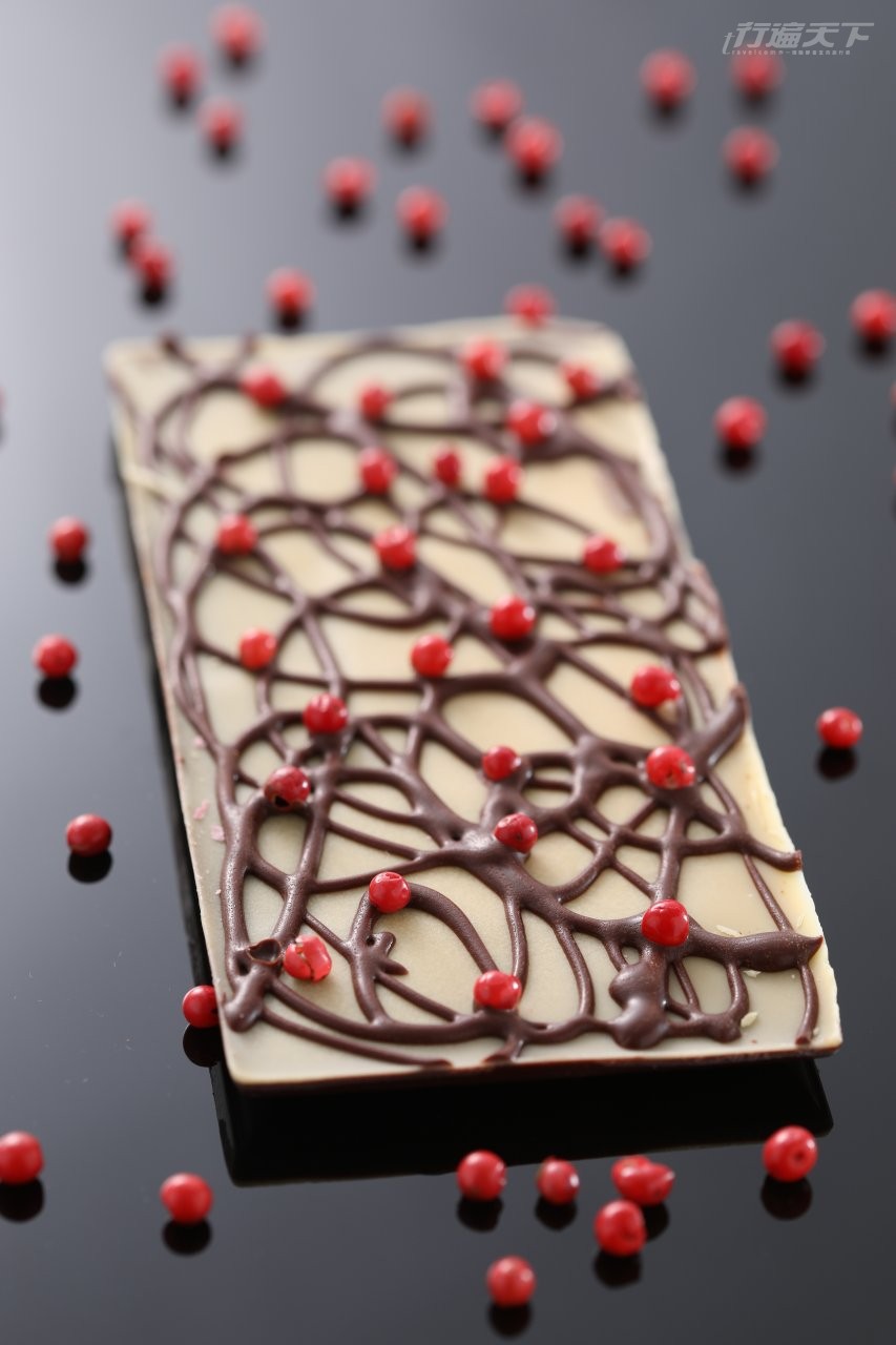 ▲百香果粉紅胡椒巧克力，吳葵妮會特別交代：因為味道精算過的，所以每吃ㄧ塊，要配到ㄧ粒紅胡椒唷，不要兩粒，也不要零粒喔。這款巧克力除了奪得世界金牌，比賽還頒發特別獎，表揚主廚配方，評審在頒獎典禮稱讚「非常完美的搭配」。