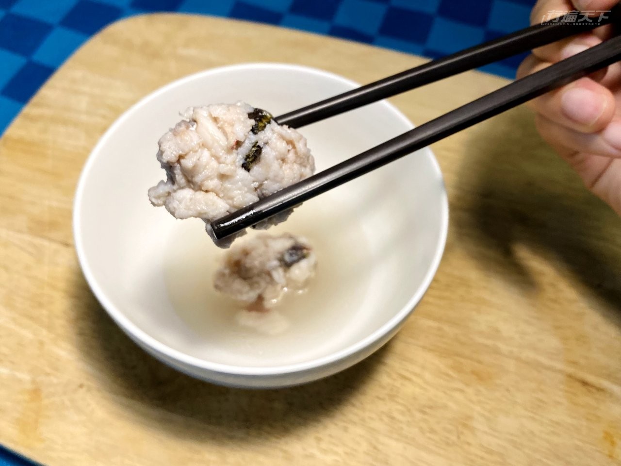 ▲自己動手做魚丸。