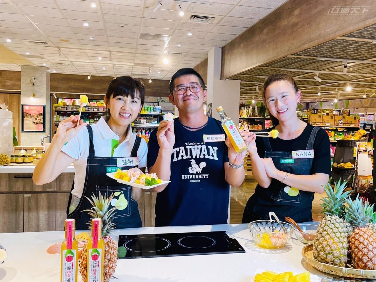 ▲為了幫助農友推廣農產品,巧思設計中島料理台,邀請料理達人及農友現場烹飪教學,並因應疫情調整為線上直播,曾經創下16萬人上線觀看的紀錄。翌日,直播的食材還被蜂擁而至的觀眾買爆呢!(圖片提供:麻豆農會)