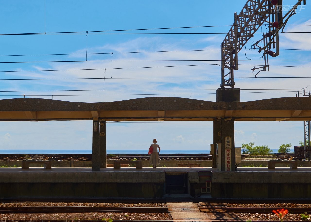▲僅僅站在月台上吹著海風，享受正前方一大片沒有邊際的絕美海景，就會覺得幸福感滿滿。