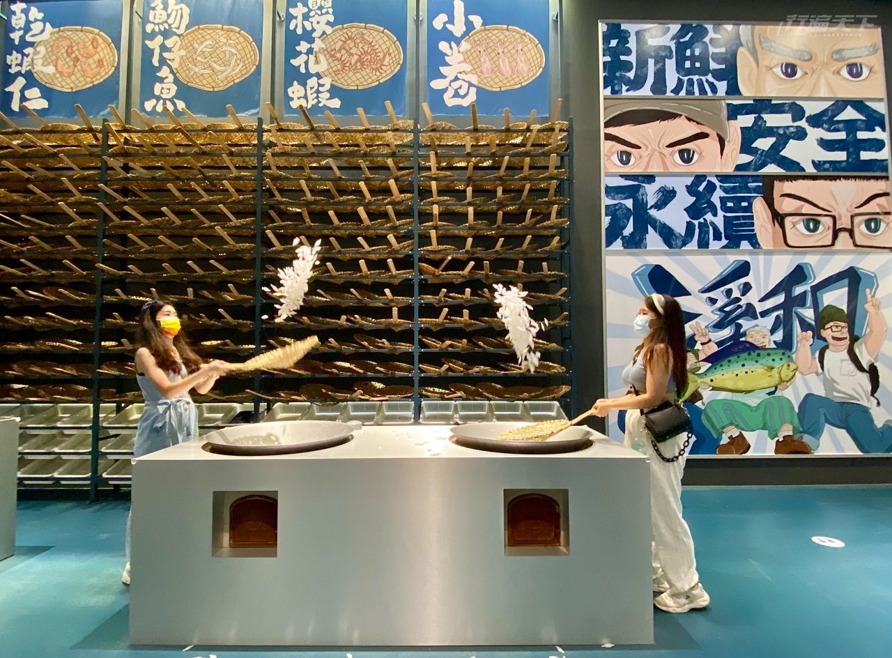 ▲明亮寬敞的溪和水產觀光工廠,藉由海鮮、漁業器具等互動展品,讓人感受漁產氛圍。