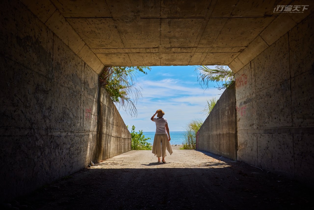 ▲穿過涵洞豁然開朗，無敵海景便在眼前。