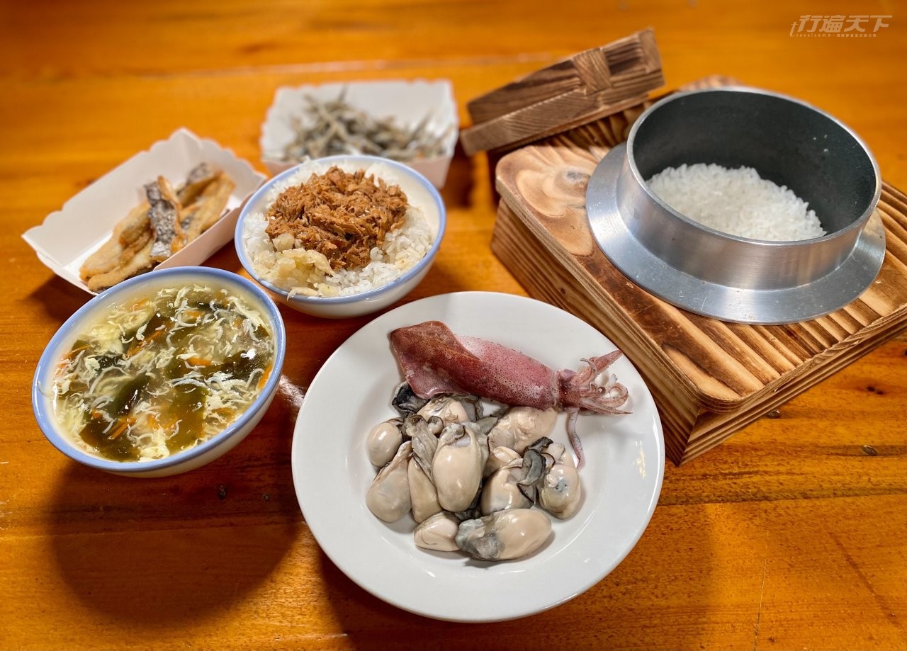 ▲可以在現場川燙海鮮、品嚐炸魚等在地美食。