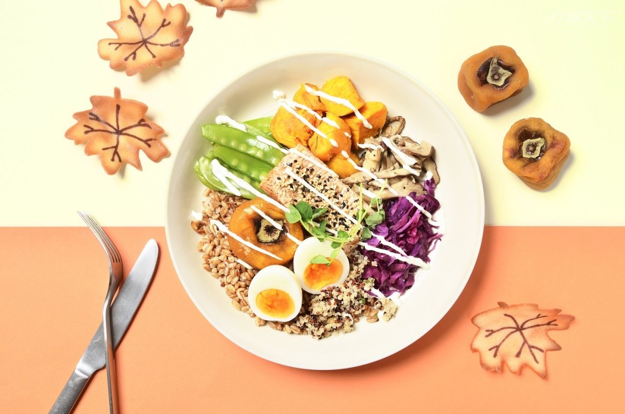 ▲秋柿鮭魚糙米碗是爐烤鮭魚與古法日曬的柿餅，搭配健康的藜麥、糙米薏仁與多樣蔬菜，再淋上自製蜂蜜紅酒油醋及Wasabi Ranch醬汁，讓秋日的溫潤厚實，多了酸甜辛香的層次。（圖片提供：gonna共樂遊）