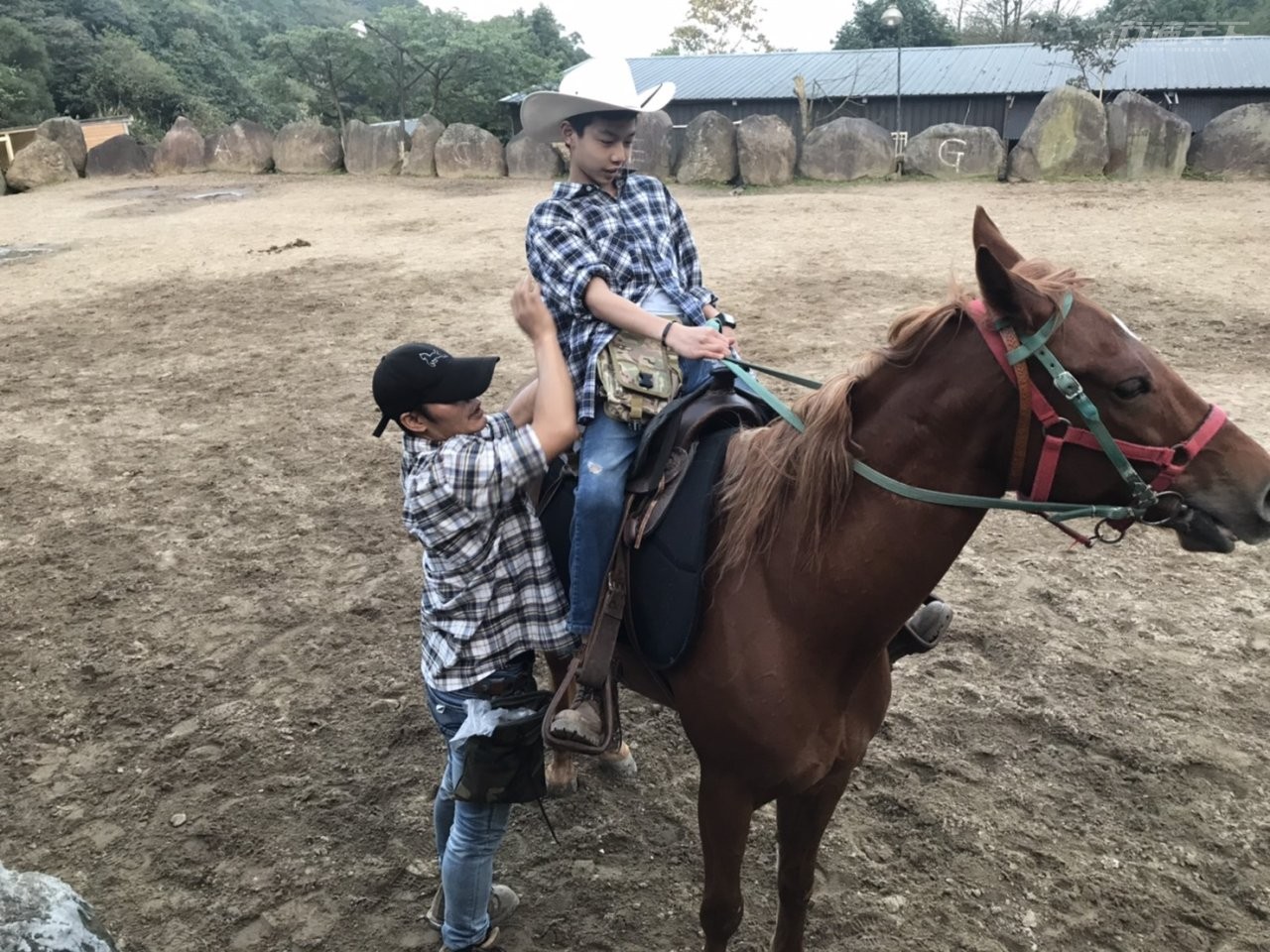 ▲新北 西部牛仔風「金山驛境」還能在夕陽下體驗騎馬、體驗射擊、越野車等野外活動。(圖片提供:KLOOK)