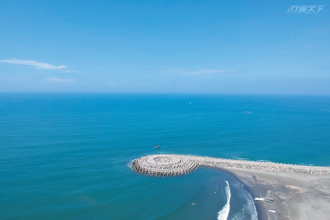 ▲蕨類觸角形狀防波堤從漁光島伸向大海。(讀者提供)