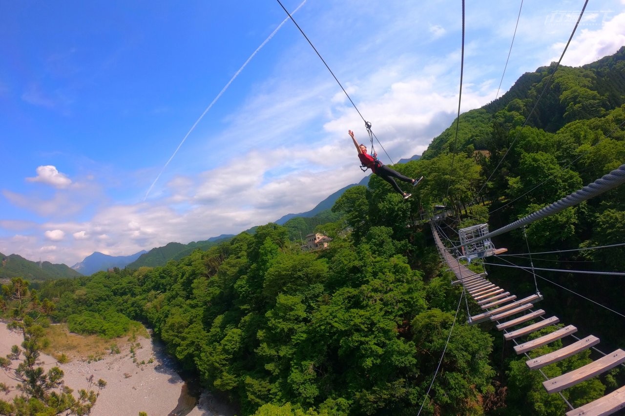 ▲在空中走道體驗刺激的高空彈跳。(圖片提供:埼玉縣)
