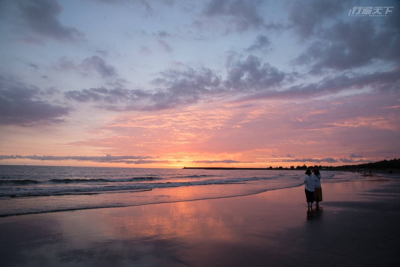 ▲緩緩從白天變換成夕陽,月牙海灣上金黃色美景轉成火紅彩霞,真的美絕。