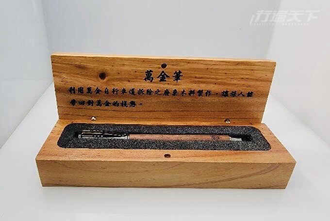 ▲卸除後的木棧板製成的萬金自行車道紀念筆。(圖片提供:北觀處)