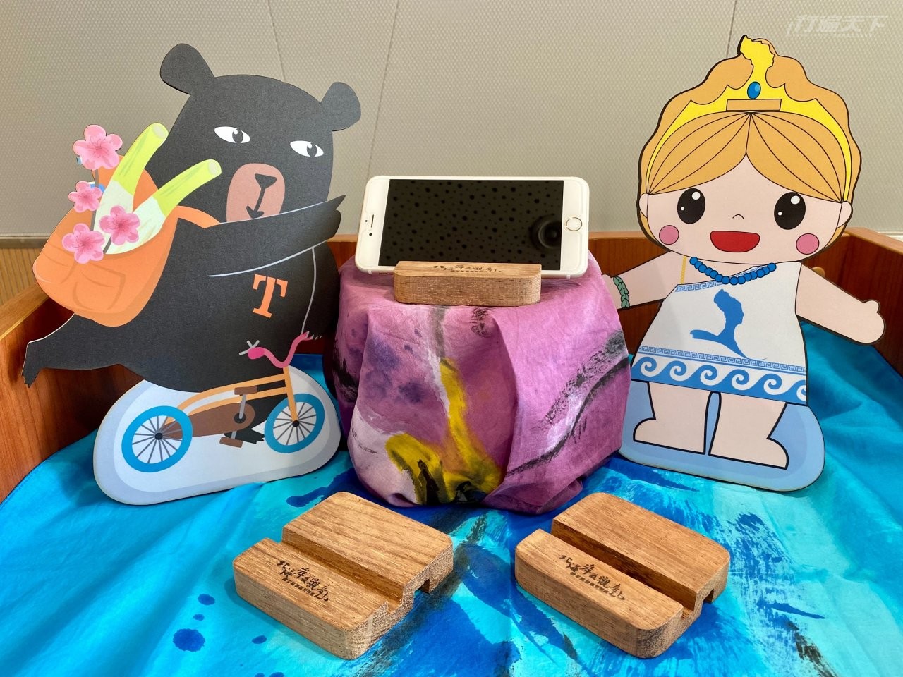 ▲卸除後的木棧板製成的萬金手機架。(圖片提供:北觀處)