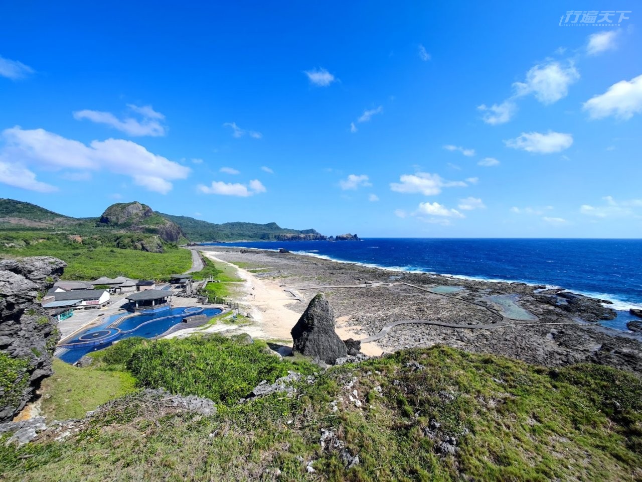 ▲很藍的海,很綠的草原,屬於綠島的色票就是那麼鮮明動人。