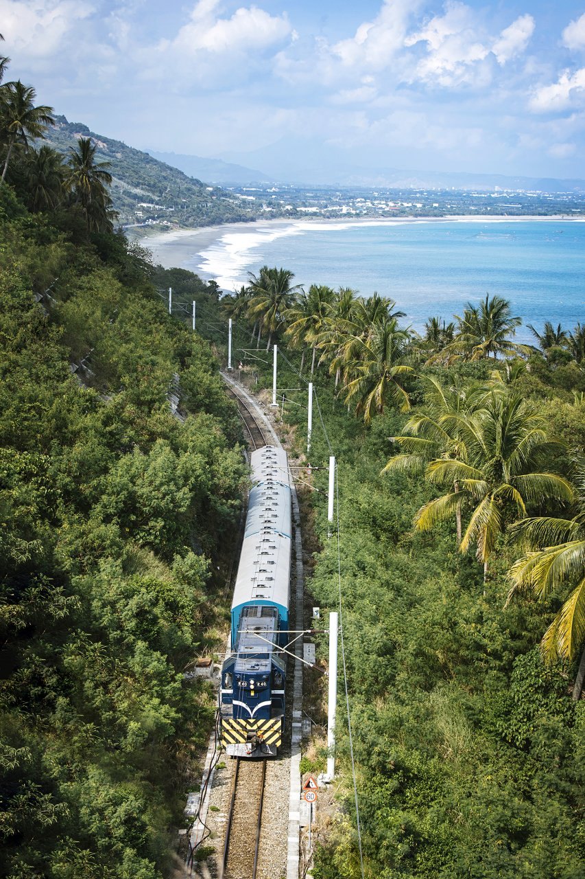 ▲搭乘藍皮解憂號體驗復古浪漫。(圖片提供:雄獅旅遊)