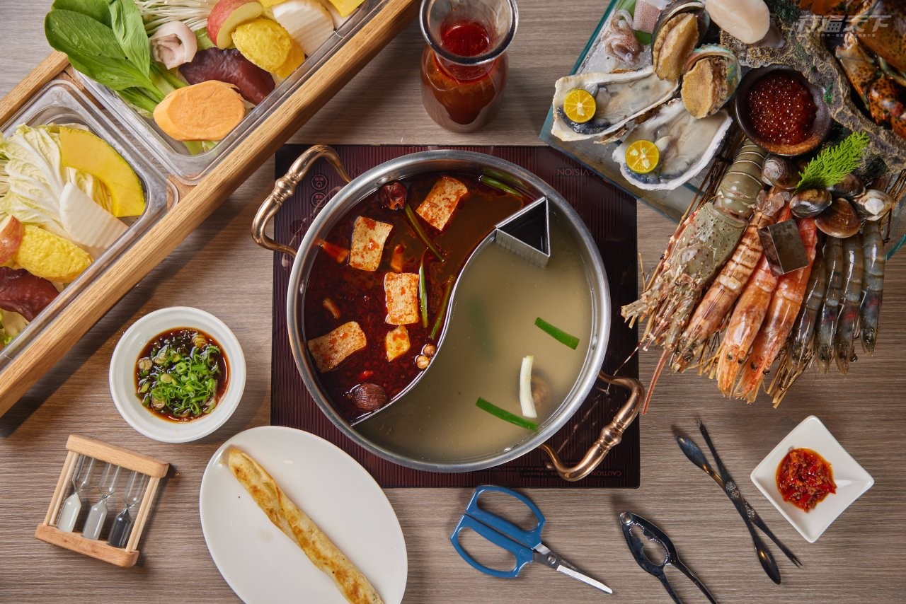 ▲獨家祕製的清香海鮮湯底,與肉類、海鮮與蔬菜食材百搭。