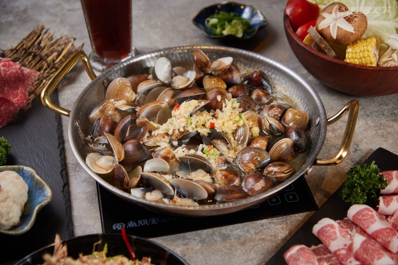 ▲剛打開的文蛤趁熱享用,才能吃到最鮮肥的口感。