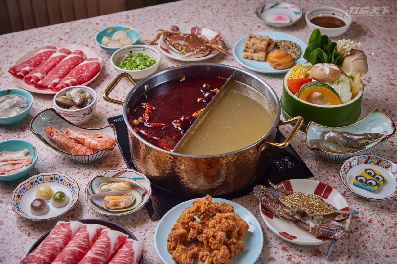 ▲特製麻辣和汕頭兩種湯底、獨門醬料和嚴選食材,並在配餐上推出各式復刻經典小食,完美了最佳吃鍋體驗。