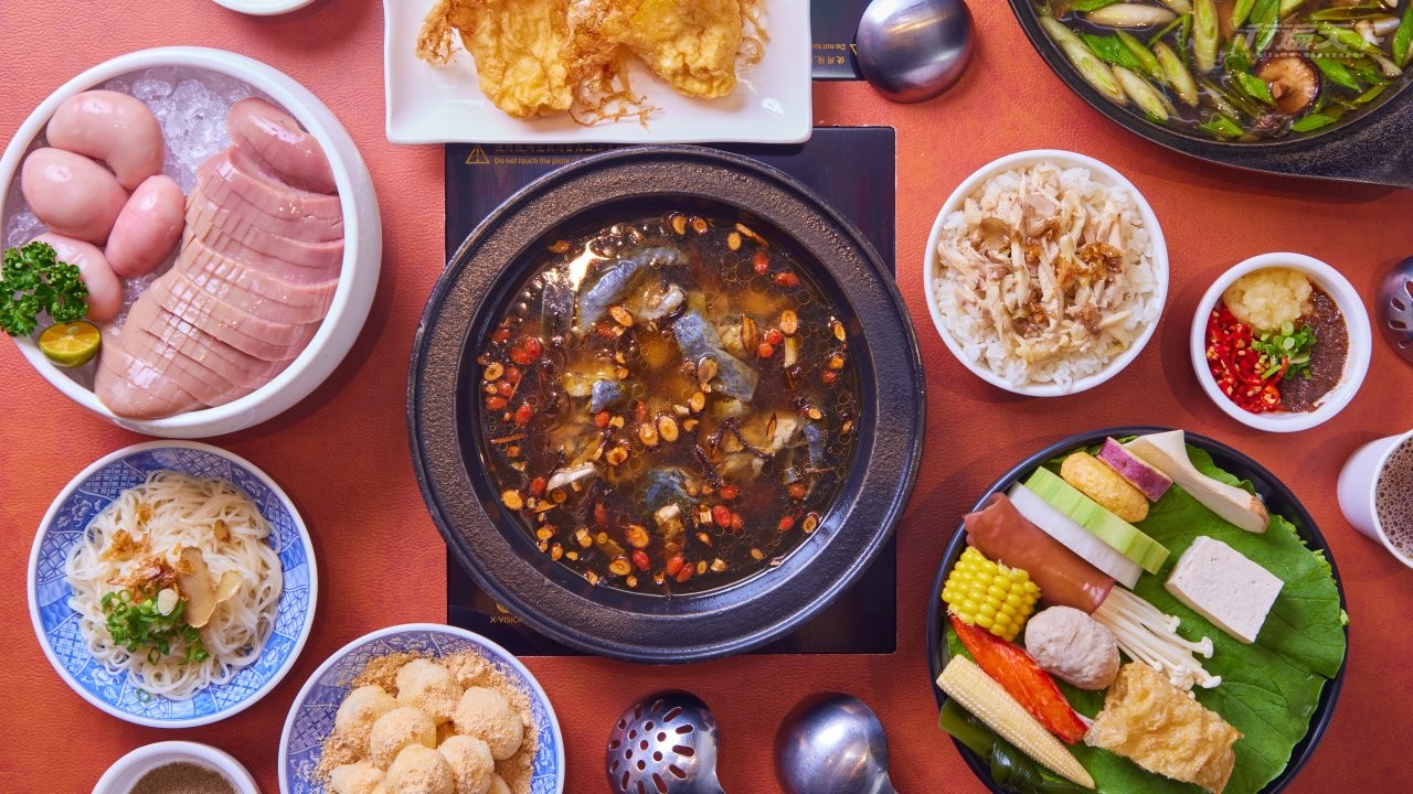 ▲冷涼的秋冬,最適合來份「燒酒烏骨雞極致雙拼」鍋物,暖心又暖胃。