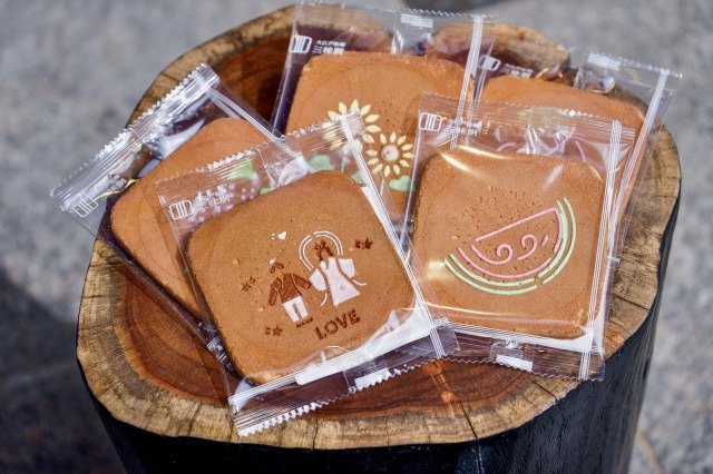 ▲餅皮上頭以日本四季為主題的彩繪插畫，豐富了食客的視覺享受。（圖片來源：ⒸMATSUZAKI SHOTEN）