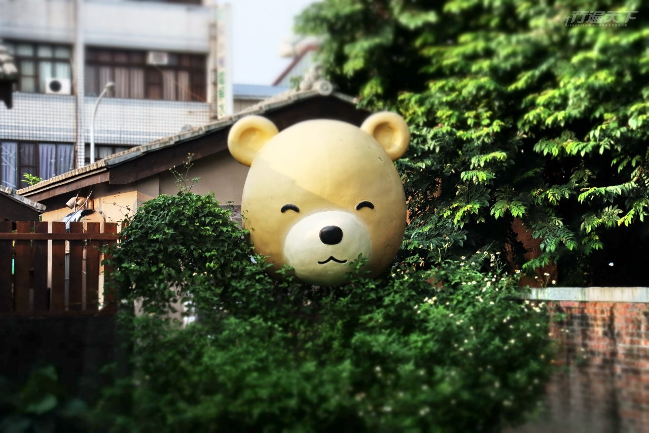 ▲轉角圍牆上的這顆笑臉熊,讓人看了好療癒啊。
