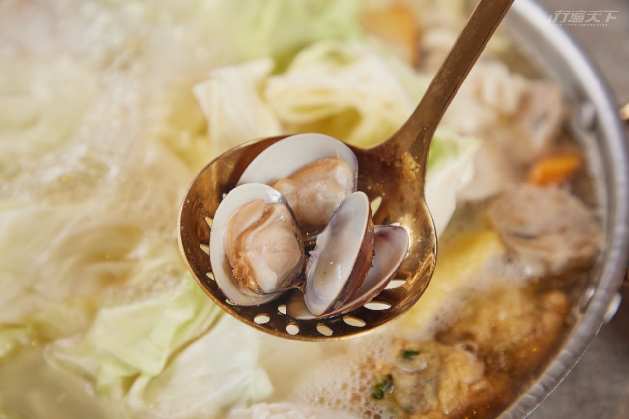 ▲煮開後先嚐蛤肉，感受超鮮甜美味。