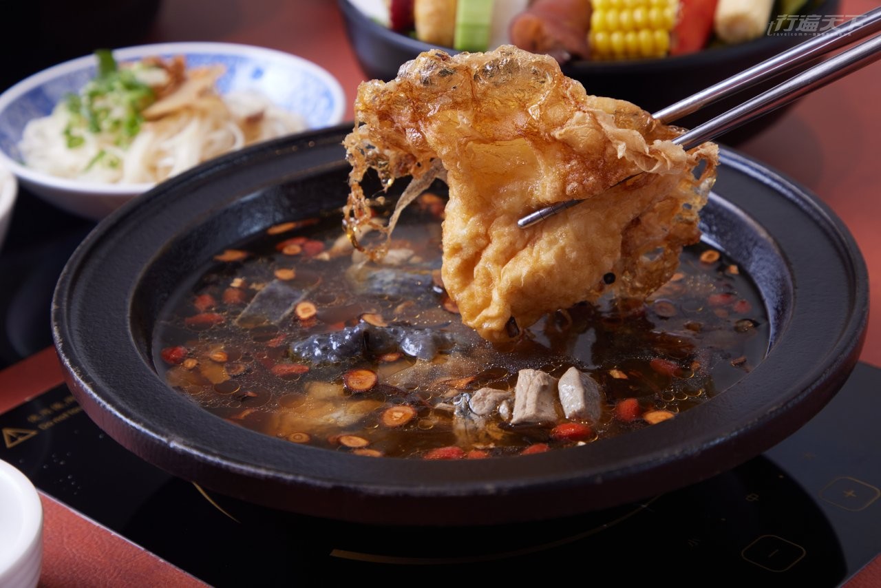 ▲麻油炸蛋泡入鍋物吸附湯汁後再吃,或是直接沾胡椒鹽吃都很美味。