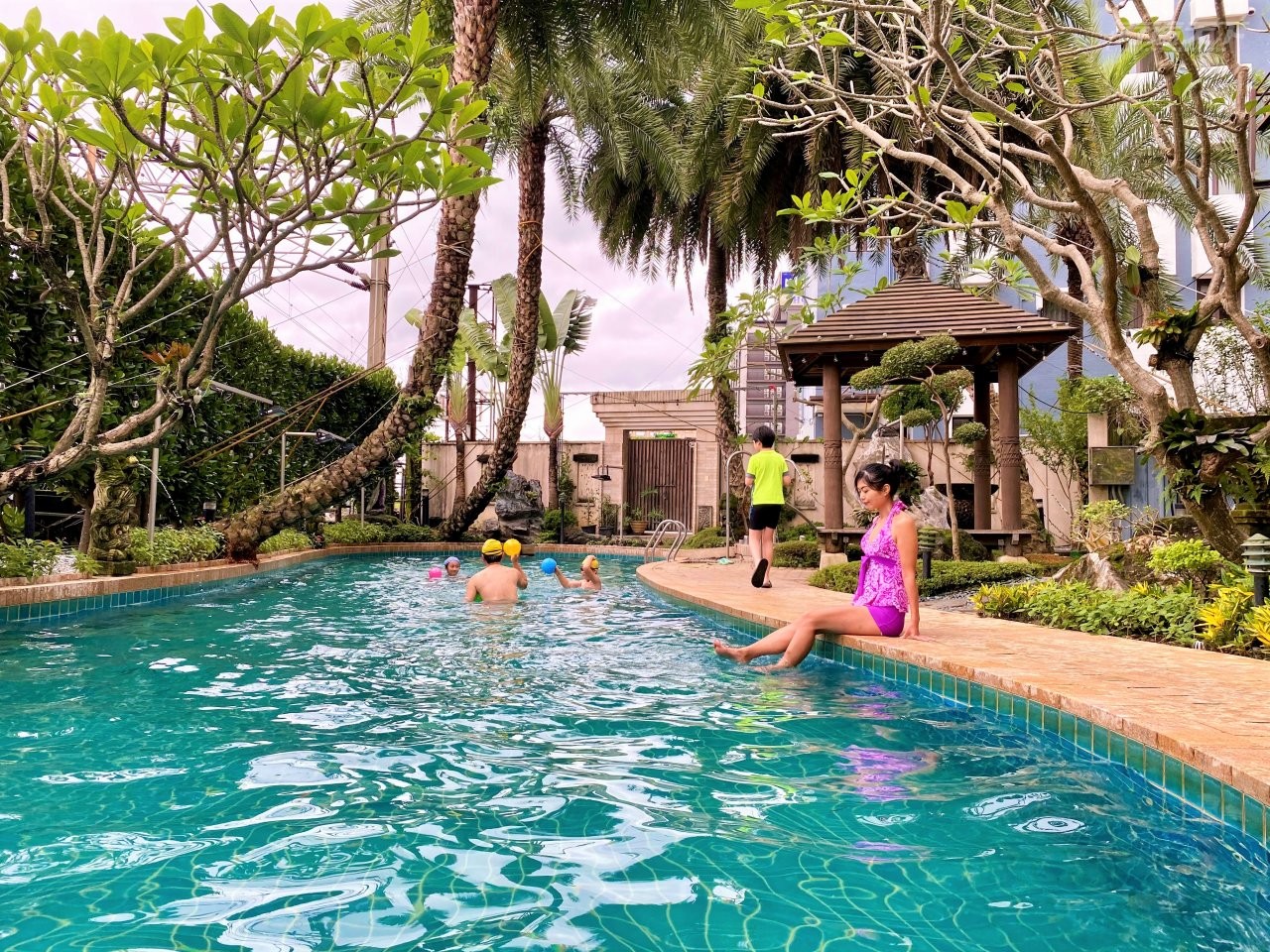 ▲峇里島式的茅草涼亭、熱帶植物庭園造景，讓露天溫泉泳池洋溢南島情調。