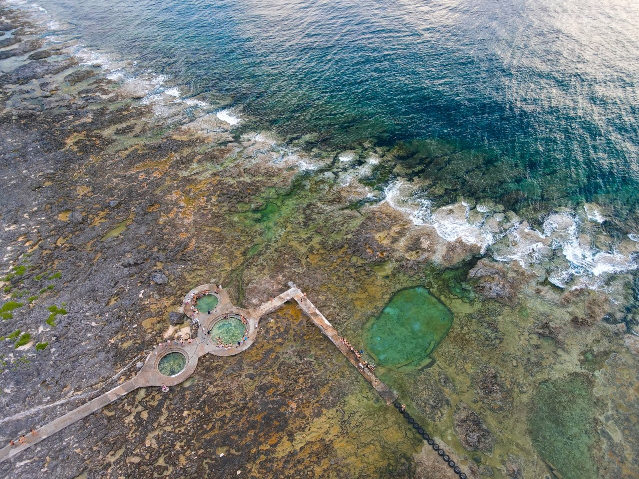 ▲從更高的地方俯瞰,綠島的海美得很不真實。