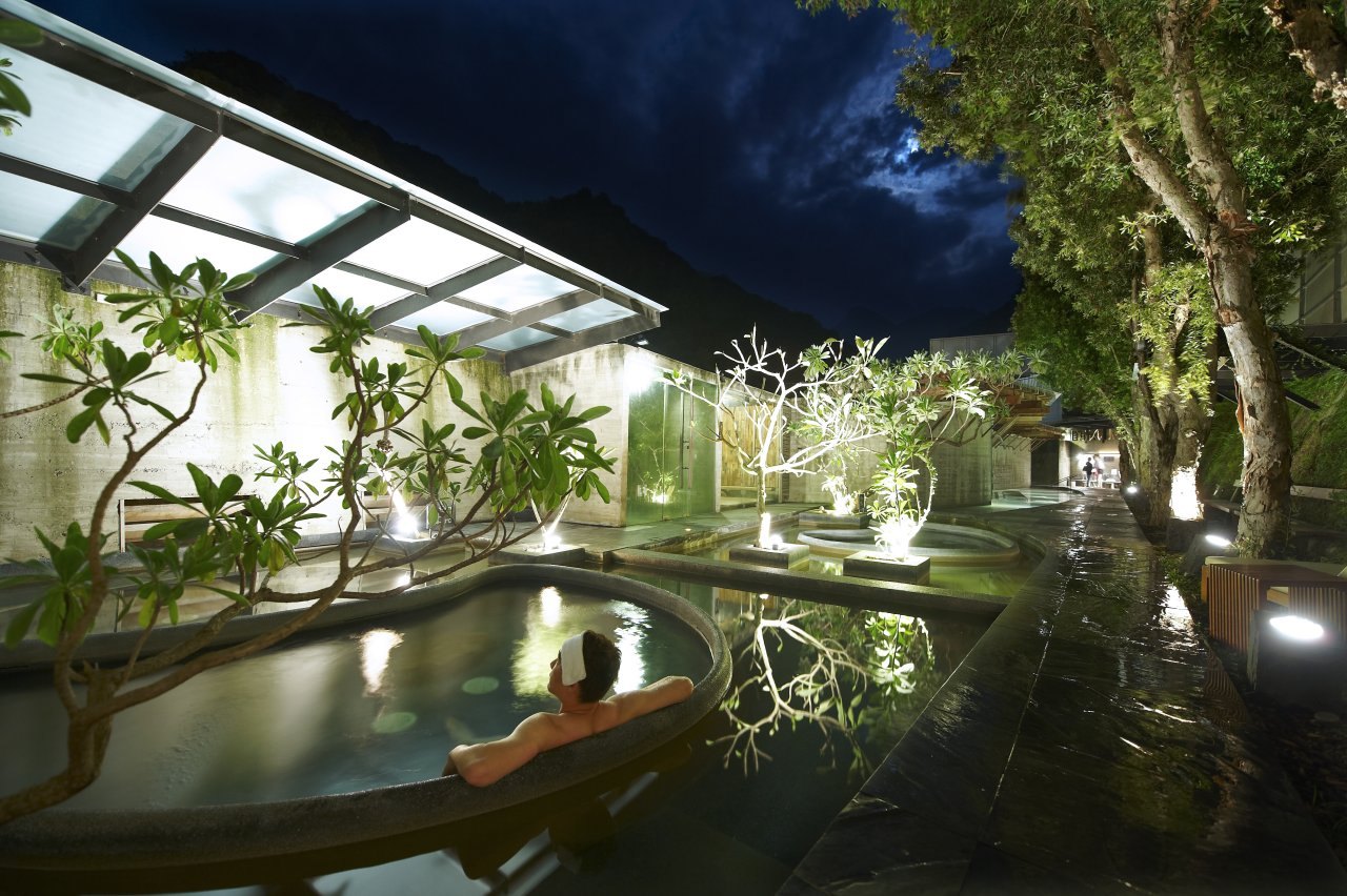 ▲賞自然、觀夜景,寬廣的男裸湯,讓人充分放鬆。(圖片提供:泰安觀止溫泉會館)