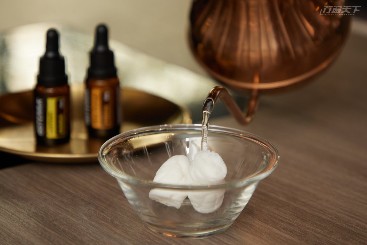 ▲入2 座後貼心提供溫熱的精油擦手巾。