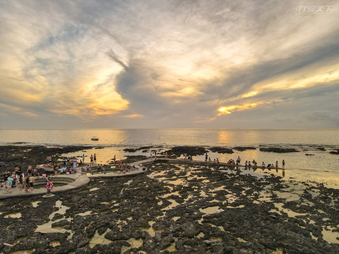 ▲靠近海邊的三座圓形浴池，不管看日出或海景視野都最好。