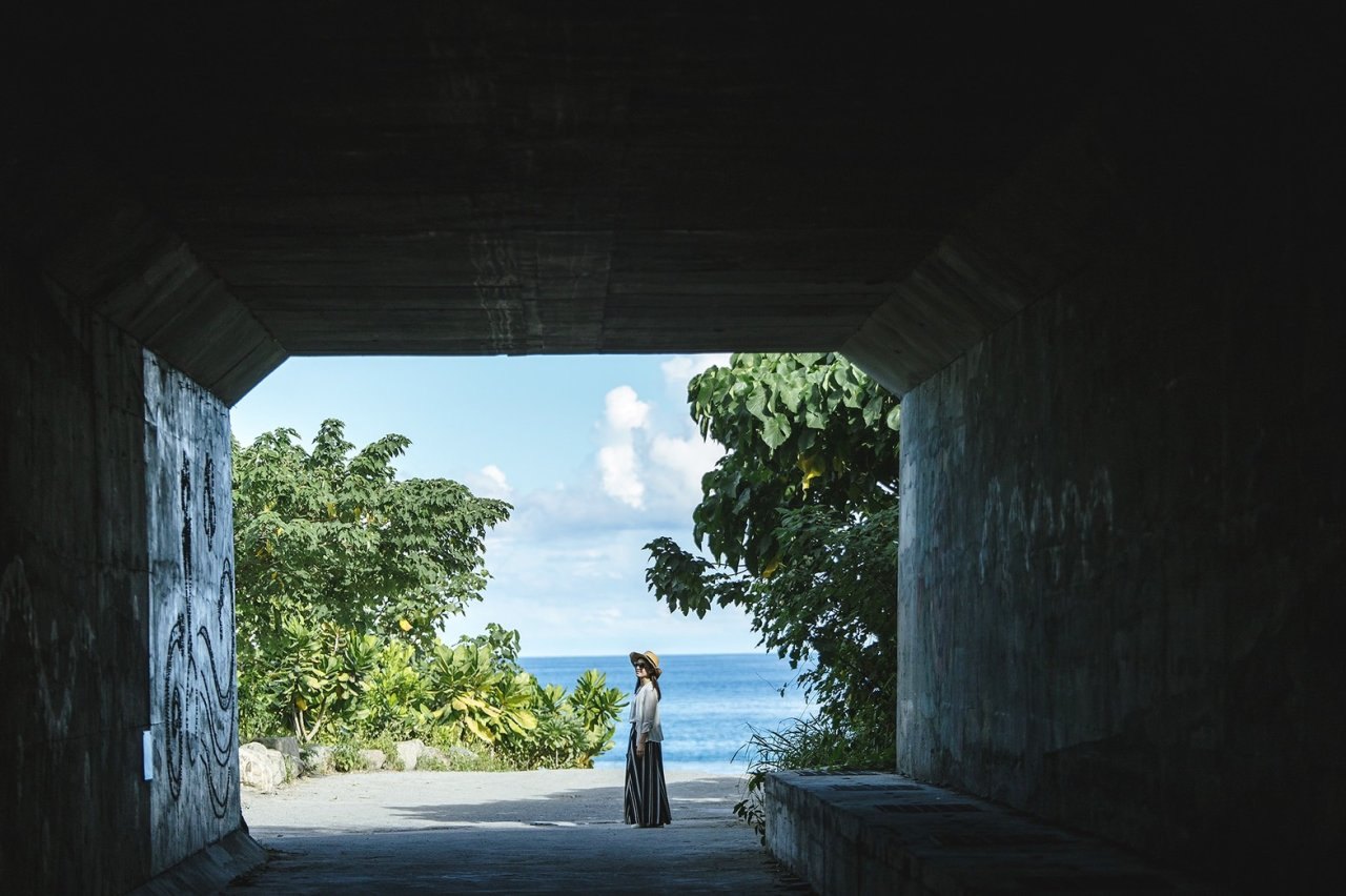 ▲沿著金崙隧道涵洞盡頭光一直走,就可看見一片湛藍且遼闊太平洋美景,因此有「台東最美隧道」和祕境沙灘之稱,還能欣賞金崙大橋。(圖片提供:雄獅旅遊)