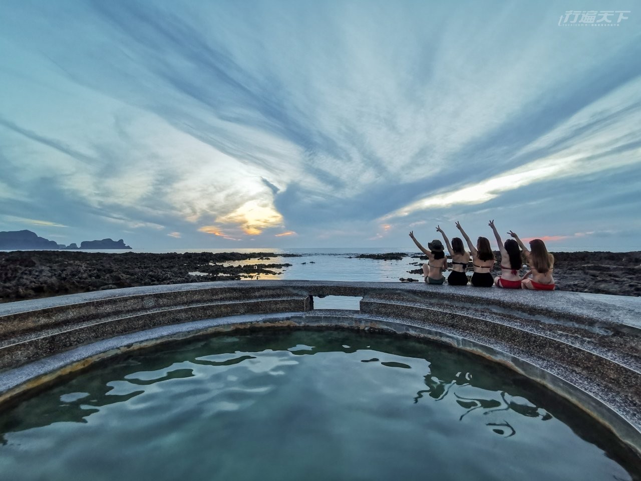 ▲朝日溫泉泡湯是綠島熱門行程,遊客們享受著與大海毫無距離的開闊感。