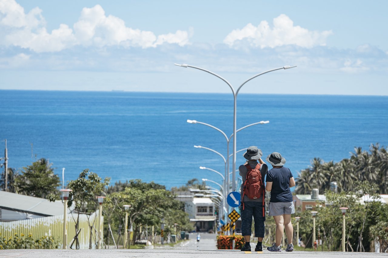 ▲太麻里車站前是廣闊太平洋,藍天白雲配上300公尺長的筆直的斜坡道,就會出現海平面比陸地高的奇景,也成為「海天一線」的絕佳景觀。(圖片提供:雄獅旅遊)